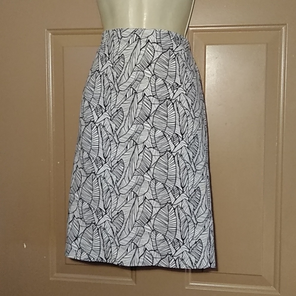 NWOT DALIA BLACK & WHITE LEAF SKIRT-SIZE 2
